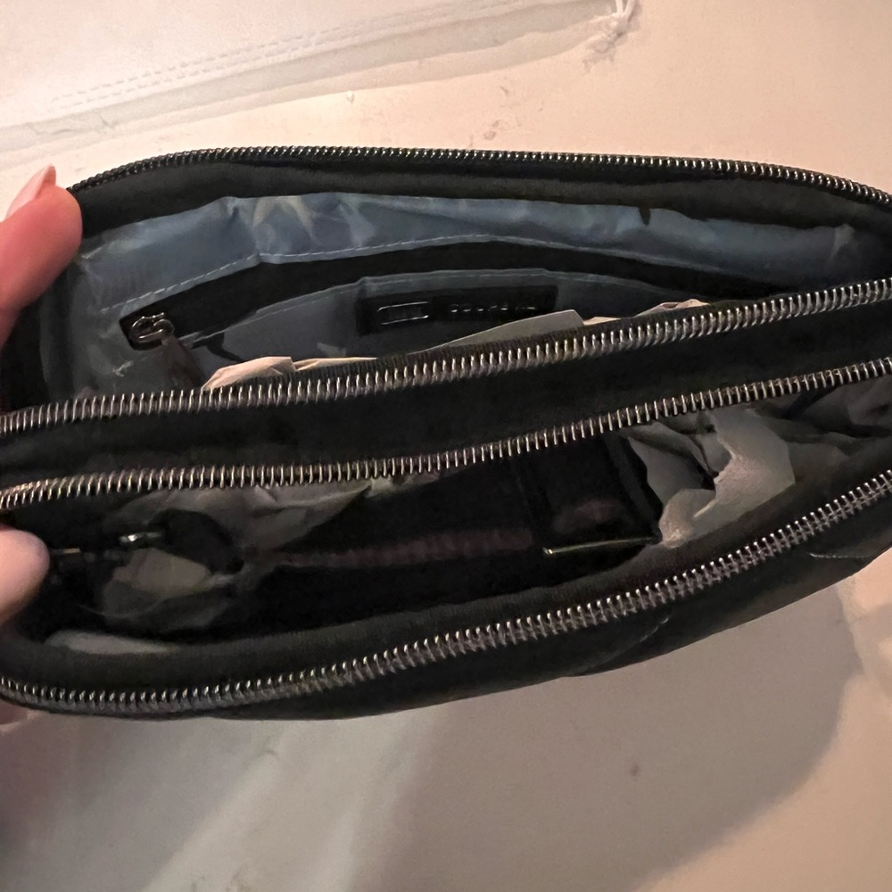 Brand new with tags black lug classic convertible crossbody coupe - Picture 3 of 7
